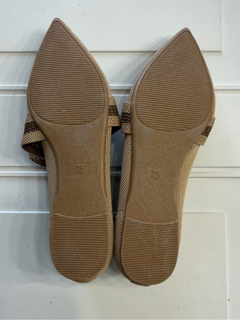 Tahari Women’s Sz 7.5 Tan Woven Bow Loafers Flats Shoes Slip Ons - Picture 5 of 5